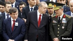 Түрк премьер-министри Ахмед Давутоглы, президенти Режеп Тайып Эрдоган жана Башкы штабдын кол башчысы Хулуси Акар каза тапкандарды эскерүү учурунда.  Анкара, 18-февраль, 2016-жыл 