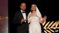 ژولیت بینوش در کنار لئوناردو دی‌کاپریو در مراسم افتتاحیه کن