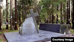 Утраченный памятник расстрелянным полякам на Левашовском мемориальном кладбище