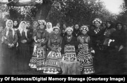 زن‌ها و دخترانی که احتمالاً برای جشن عروسی لباس پوشیده‌اند، در منطقه پاولوه‌راد اوکراین، سال ۱۹۰۹ میلادی