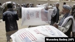 Əfqanıstanın paytaxtı Kabildə Ümumdünya Ərzaq Proqramı tərəfindən bağışlanan unun paylanması.