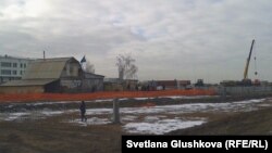 Дом двух семей посреди строительной площадки. Астана, 11 ноября 2013 года.   