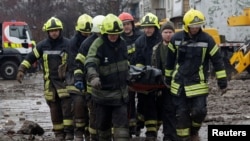 Рятувальники на місці одного з попередніх влучань у Полтаві, фото ілюстративне