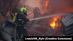 Рятувальники гасять вогонь після російського удару по Києву, 6 квітня 2025 року