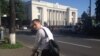 Єгор Фірсов на велосипеді біля будівлі Верховної Ради, Київ, 22 липня 2014 року