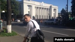 Єгор Фірсов на велосипеді біля будівлі Верховної Ради, Київ, 22 липня 2014 року