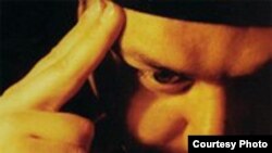 آلبوم «ماه دودى»، نخستين اثر عليرضا تهرانى، توسط شرکت «آواى باربد» به بازار آمده است.