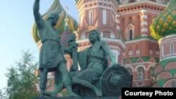 Мәскәү кирмәне каршында Кузьма Минин һәм Дмитрий Пожарский һәйкәле