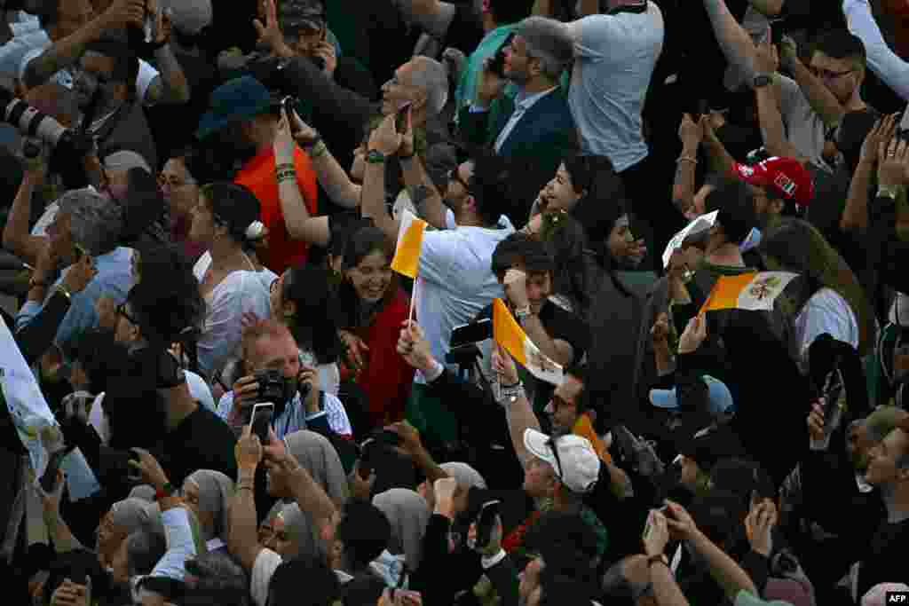 Slavlje nakon pojave bijelog dima iznad Sikstinske kapele, 8. maj 2025.