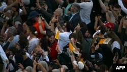 Хората на площад "Свети Петър" в Рим реагират на новината за избора на нов папа