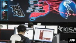 Түштүк Кореянын интернет коопсуздугу  агенттиги компьютерлик вирустун тарашына байкоо салып  жаткан учур. Сеул, 15-май, 2017-жыл. 