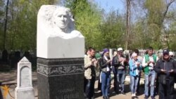 Казанда татар зыялылары Габдулла Кариев каберен зиярәт кылды