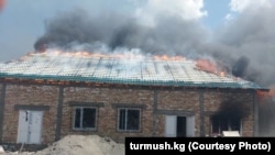 "Джи Эл Макмал девелопинг" компаниясынын өрттөнүп жаткан имараты. 