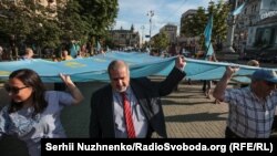 Refat Çubarov qırımtatar bayrağını alıp kete, arhiv fotoresimi