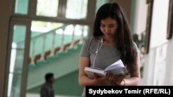 Бишкектеги китепкана. Иллюстрация сүрөт.