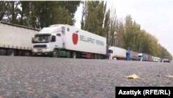 Грузовые машины на трассе в Кыргызстане близ кыргызстанско-казахстанской границы. 