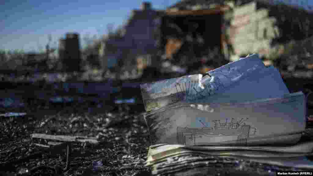 На місці, де встановили &laquo;трон&raquo; &ndash; антураж реальної розрухи війни. Перше враження &ndash; &laquo;що тут трапилося?&raquo; Втім, це і є завдання цього &laquo;трону&raquo; &ndash; бути там, де є війна