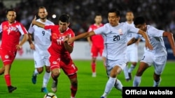 Дастаҳои футболи Тоҷикистон ва Ҷопон. Акс аз бойгонӣ.