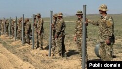 Хабаргузориҳои Қирғизиcтон рӯзи 29-уми апрел бо нашри ин акс навиштанд, ки марзбонон кашидани симхорро дар сарҳад бо Тоҷикистон сар карданд