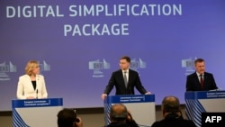مقامات کمیسیون اروپا در نشست خبری برای ارائهٔ بستهٔ ساده‌سازی دیجیتال در مقر اتحادیه اروپا، بروکسل، ۲۸ آبان