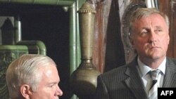 میرک توپولانک، نخست وزیر چک و رابرت گیتس، وزیر دفاع آمریکا(عکس: AFP)