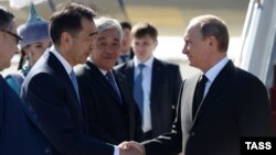 Қазақстанның жоғары лауазымды шенеуніктері  Ресей президенті Владимир Путинді Атырау әуежайынан қарсы алып тұр. 30 қыркүйек 2014 жыл.
