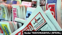 По словам медиа-эксперта, раньше многие телеканалы, радиокомпании или газеты работали на какие-то денежные субсидии из государственных источников. Сейчас всем придется зарабатывать деньги рекламой или спонсорами