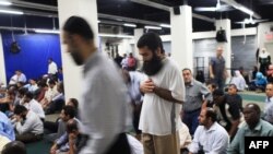 مردان مسلمان به هنگام اقامه نماز جمعه در نمازخانه ساختمانی که قرار است محل تأسیس مرکز جدید اسلامی در منهتن باشد