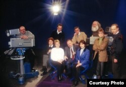 Сяржук Вітушка (крайні справа) на Літоўскай тэлевізіі. Побач зь ім Тацяна Сапач (Дубавец)