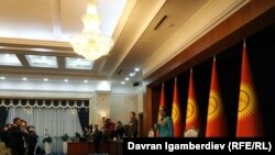 6-октябрга караган түндө  Жогорку Кеңештин имараты талкалангандан бери парламент отурумдары «Ала-Арча» мамлекеттик резиденциясында өтүп келе жатат. 13-октябрдагы отурум. 2020-жыл.