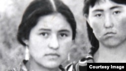 Сабриниса в школьные годы (слева).