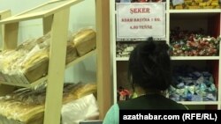 Бакалейный отдел в продуктовом магазине Ашхабада  