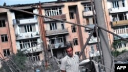 Хонаҳои истиқоматии шаҳри Горӣ пас аз бомбаборони ҳавопаймоҳои Русия, 11 августи соли 2008.