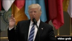 Дональд Трамп Араб-Америка  саммитинде сүйлөөдө. Эр Рияд, 21-май, 2017-жыл. 