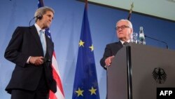 جان کری (سمت چپ) و والتر اشتانمایر، وزیران امور خارجه آمریکا و آلمان در یک نشست خبری مشترک در روز پنجشنبه.