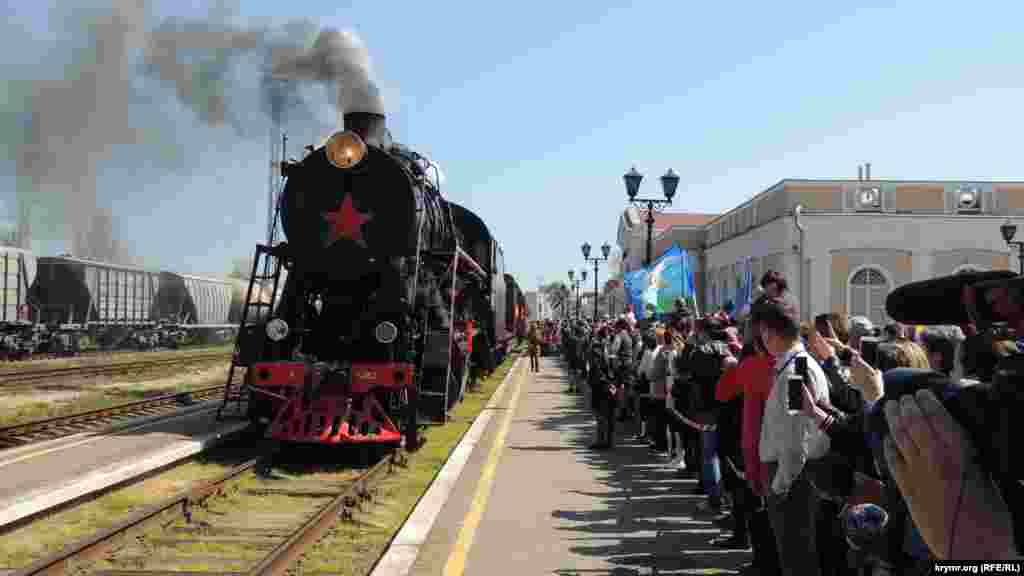 Keriçke &laquo;Ğalebe treni&raquo; köçüci muzeyi keldi. Tantanalı tedbirge mektepliler ve pensionerler keldi