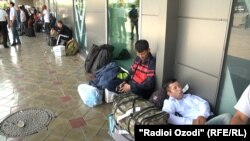 Пассажиры в ожидании решения авиавластей. Международный аэропорт Душанбе, 26 мая 2021 года