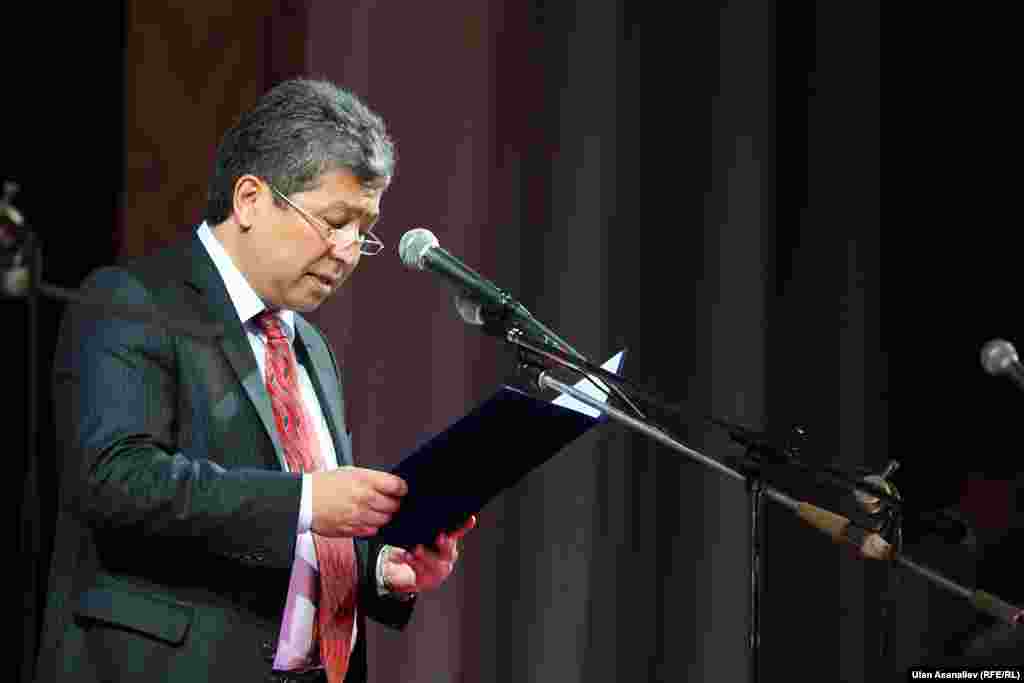 Руководитель Аппарата президента КР Данияр Нарымбаев зачитывает поздравление от имени главы государства