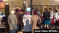 Кызлар яулыкларын артка бәйләргә теләми.