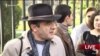 Правозащитник Артур Сакунц во время акции возле здания Национального собрания в Ереване, 14 ноября 2016 г.