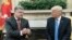 Петро Порошенко (л) і Дональд Трамп під час зустрічі в Білому домі, Вашингтон, 20 червня 2017 року
