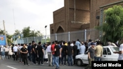 در سالهای گذشته نیز ماموران بارها مانع از برگزاری مراسم سالگرد درگذشت احمد شاملو شده‌اند.