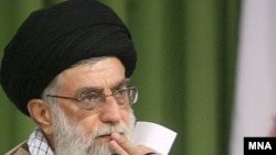 بنا به نظر سنجی واشینگتن پست، از هر ده ايرانی، تقريبا نه نفر خواهان پاسخگويی مستقيم رهبر جمهوری اسلامی به رای دهندگان است.( عکس: مهر)