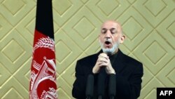 Афғонистон Президенти Ҳамид Карзай Кобул университети ташкил этилганининг 80 йиллигига бағишланган тадбирида сўзламоқда, 2013 йил 9 май.