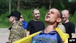 Мекенине кайтарылган украиналык согуш туткуну. 9-июнь 2025-жыл (Сүрөт тартылган аймактын аталышы ачыкка чыгарылган жок) 