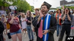 Студенти в Харвард протестират срещу действията на администрацията на Тръмп в университетския кампус в Бостън, Масачузец, 27 май 2025 г.