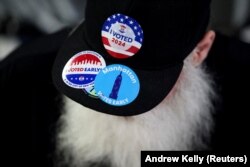Чоловік у кепці з виборчими наклейками в день виборів. Манхеттен, Нью-Йорк, США, 5 листопада 2024 року