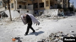 گروه ناظران حقوق بشر سوریه تاکید دارد که تعداد دقیق کشته‌شدگان بحران سوریه احتمالا بسیار بالاتر ۱۳۰ هزار تن است- حلب٬ تابستان ۱۳۹۱