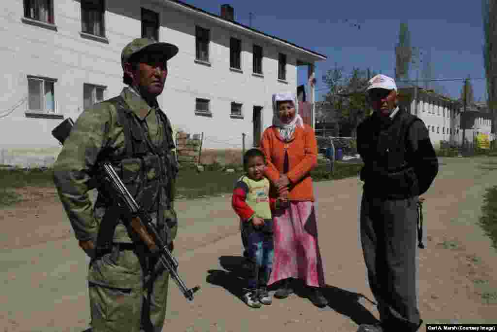 Мехмет Турды, работник местной полиции. Турецкое правительство платит так называемым дружинникам за защиту кыргызского села от возможных нападений со стороны курдских боевиков с этого региона. 