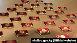 Жергиликтүү кеңеш депутатынын төш белгиси.